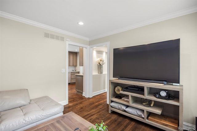 2872 Manchester Road, Birmingham, MI 48009