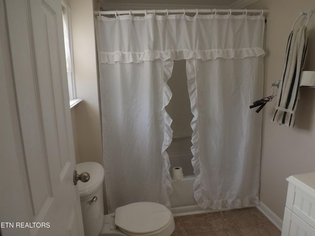 511 W IRON St, Lafollette, TN 37766