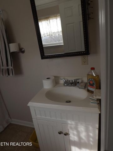 511 W IRON St, Lafollette, TN 37766