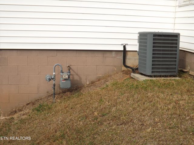 511 W IRON St, Lafollette, TN 37766