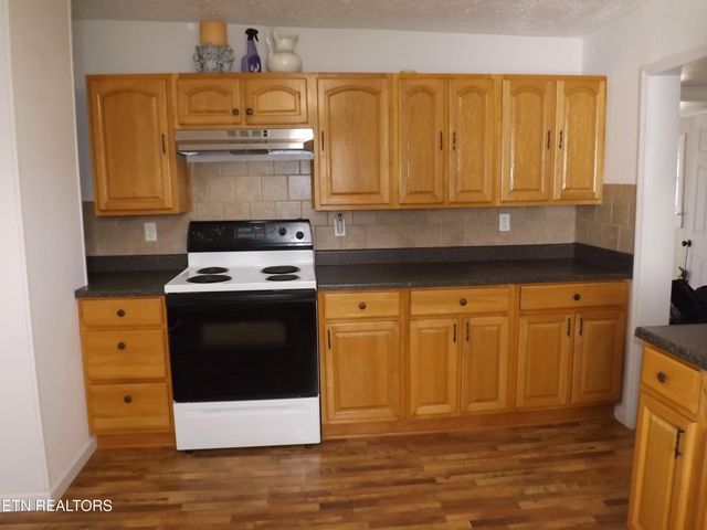 511 W IRON St, Lafollette, TN 37766