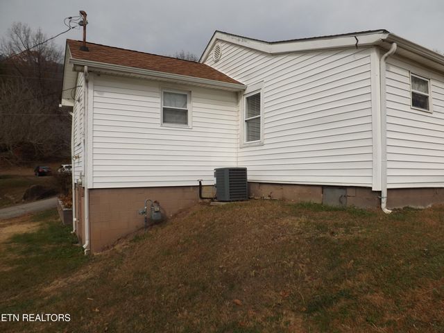 511 W IRON St, Lafollette, TN 37766
