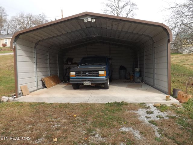 511 W IRON St, Lafollette, TN 37766