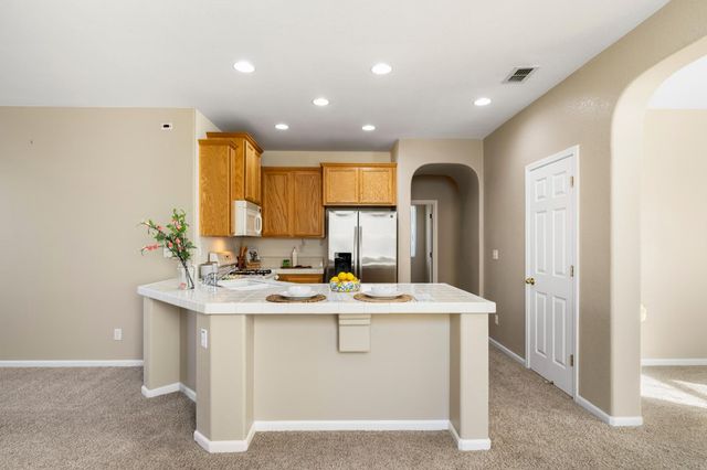 412 Arlingdale Cir, Rio Linda, CA 95673