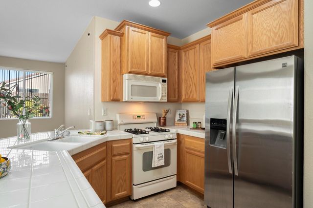 412 Arlingdale Cir, Rio Linda, CA 95673