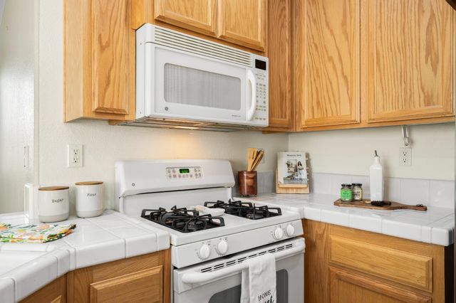 412 Arlingdale Cir, Rio Linda, CA 95673