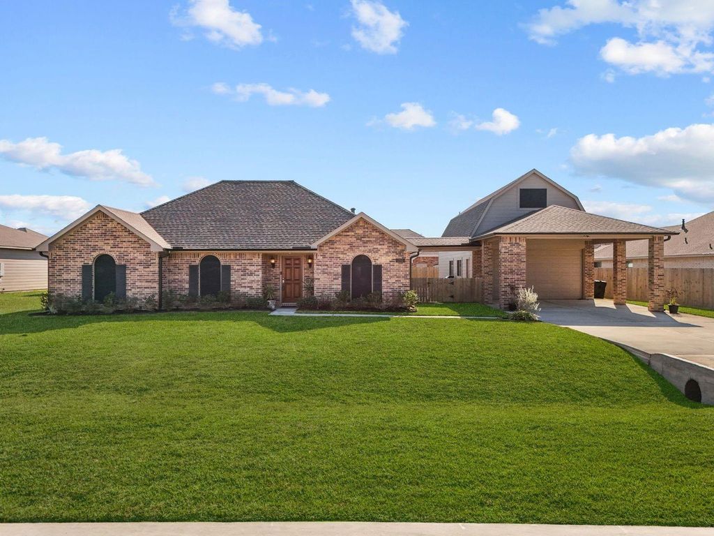 2111 Gilbert Road, Dickinson, TX 77539