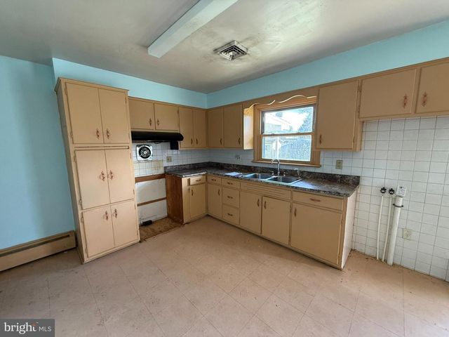 1006 CHARLES ST, Mechanicsburg, PA 17055