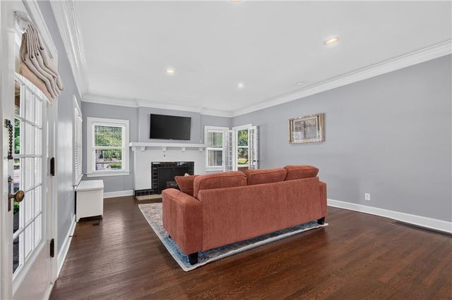5850 Brookside Boulevard, Kansas City, MO 64113