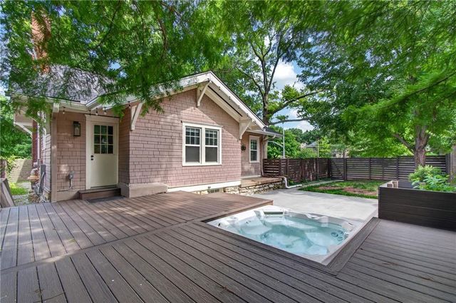 5850 Brookside Boulevard, Kansas City, MO 64113