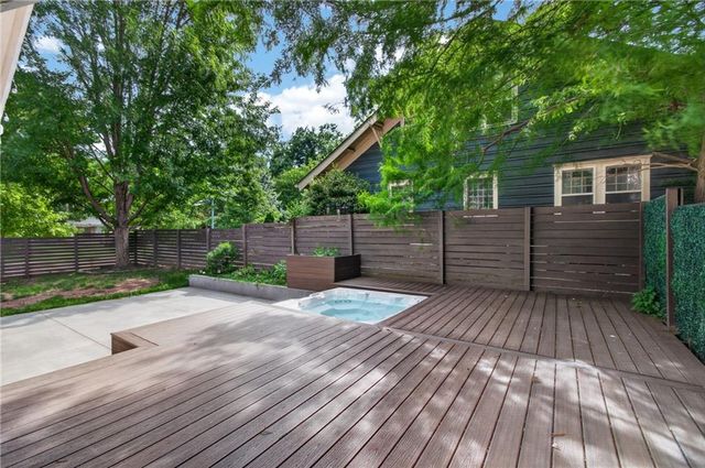 5850 Brookside Boulevard, Kansas City, MO 64113