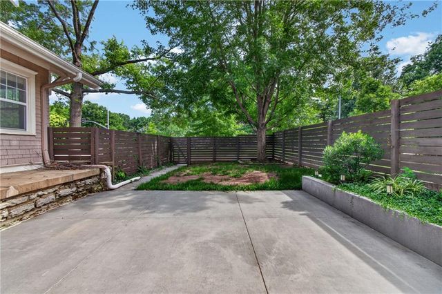 5850 Brookside Boulevard, Kansas City, MO 64113