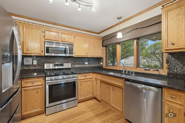 8111 Brushwood Lane, Tinley Park, IL 60487