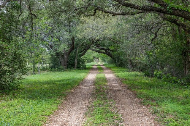 5930 S State Highway 237, Fayetteville, TX 78954