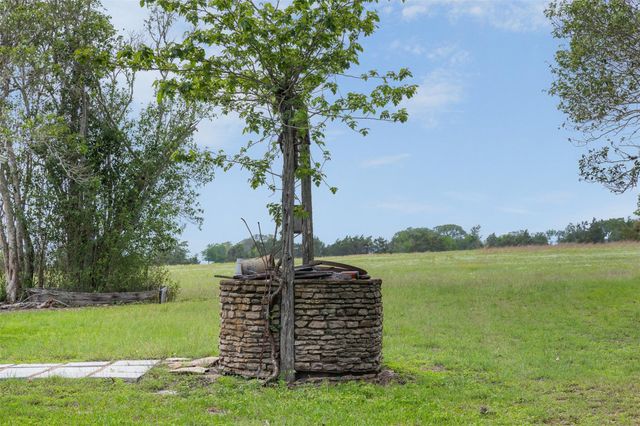 5930 S State Highway 237, Fayetteville, TX 78954
