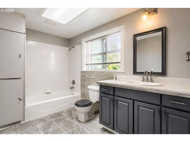1329 Sw HUME St, Portland, OR 97219