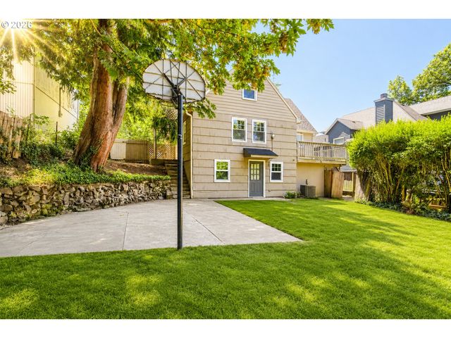 1329 Sw HUME St, Portland, OR 97219