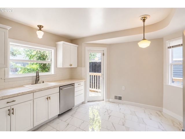 1329 Sw HUME St, Portland, OR 97219