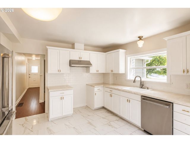 1329 Sw HUME St, Portland, OR 97219