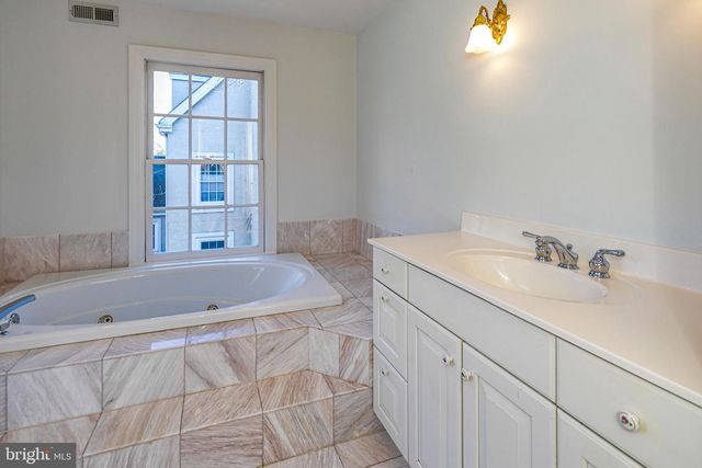 40 GOVERNORS LN, Princeton, NJ 08540