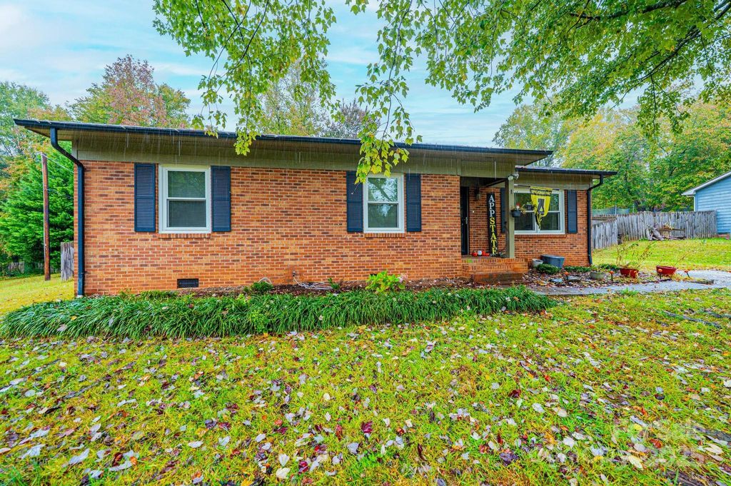 5648 Claridge Drive, Hickory, NC 28602