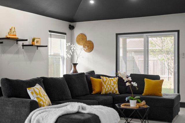 18528 Blue Pond DR, Pflugerville, TX 78660