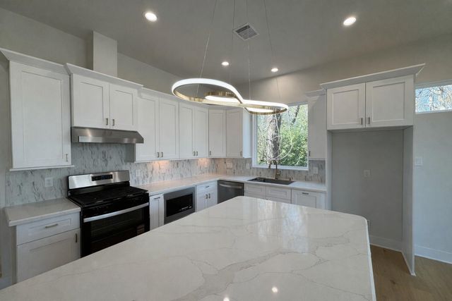 328 Janisch D, Houston, TX 77018