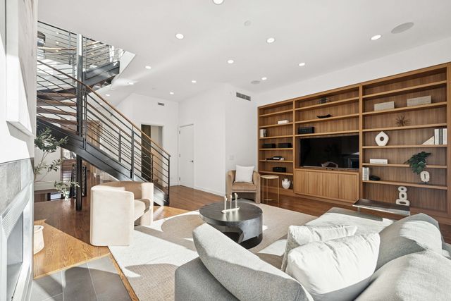 53 E Bellevue Place, Chicago, IL 60611