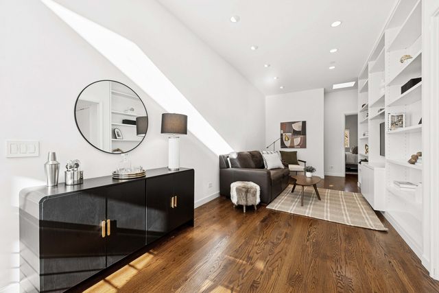 53 E Bellevue Place, Chicago, IL 60611