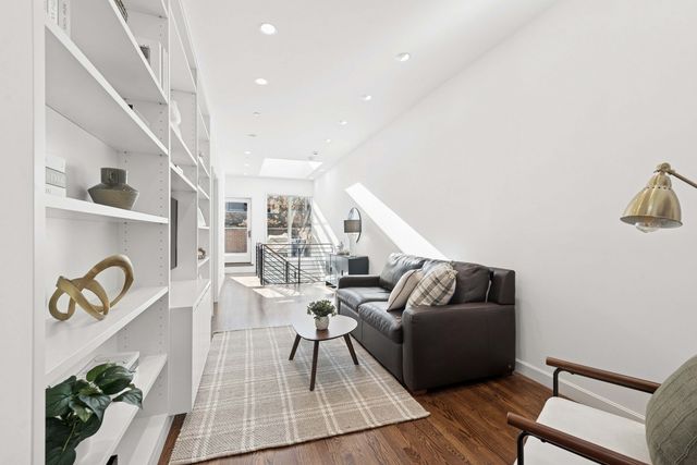 53 E Bellevue Place, Chicago, IL 60611