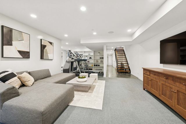 53 E Bellevue Place, Chicago, IL 60611