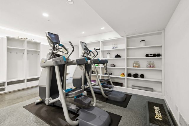 53 E Bellevue Place, Chicago, IL 60611