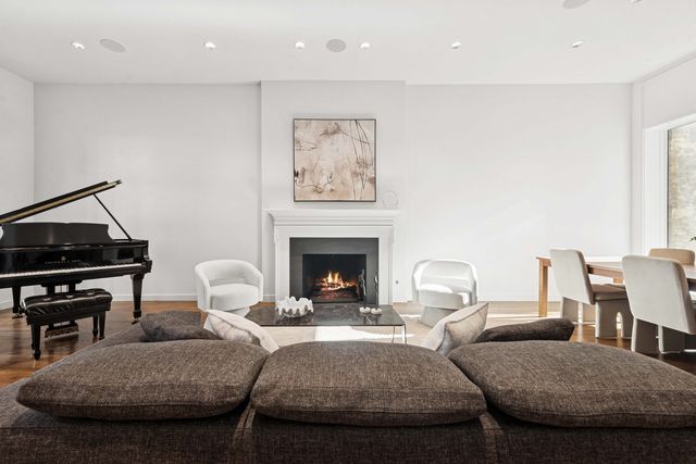 53 E Bellevue Place, Chicago, IL 60611