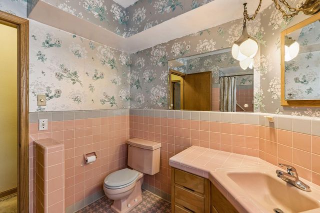 375 Jessamine Avenue W, Saint Paul, MN 55117