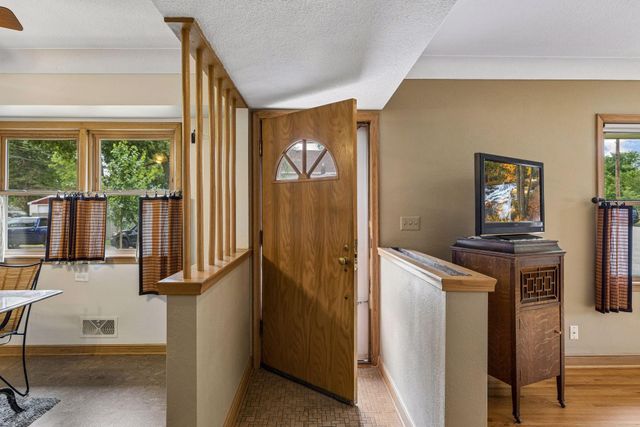 375 Jessamine Avenue W, Saint Paul, MN 55117