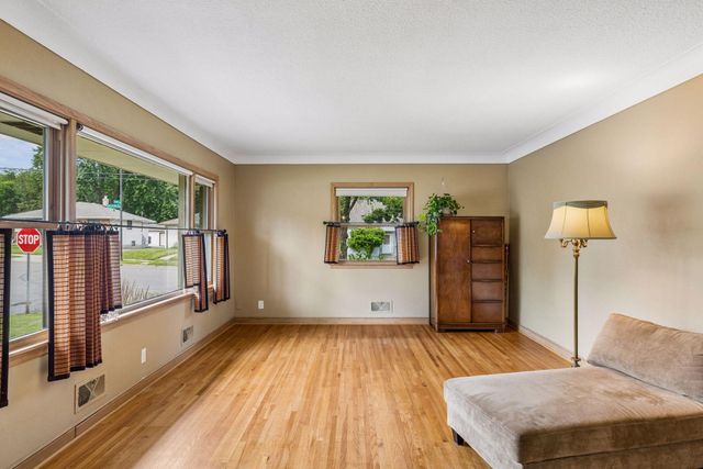 375 Jessamine Avenue W, Saint Paul, MN 55117