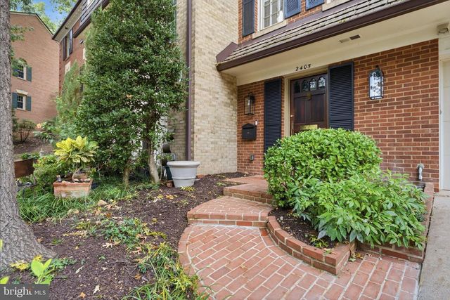 2405 S QUEEN ST, Arlington, VA 22202