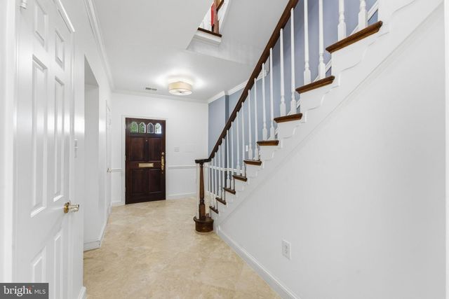 2405 S QUEEN ST, Arlington, VA 22202