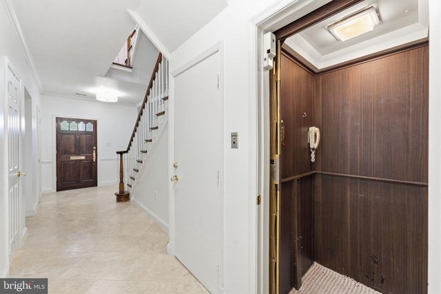 2405 S QUEEN ST, Arlington, VA 22202