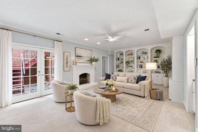 2405 S QUEEN ST, Arlington, VA 22202