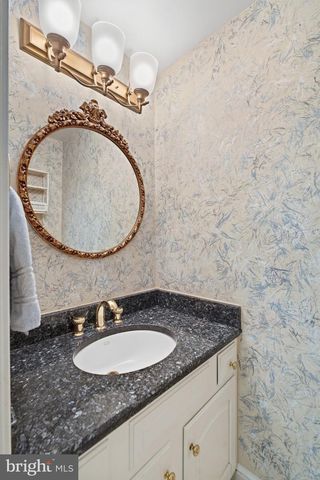 2405 S QUEEN ST, Arlington, VA 22202