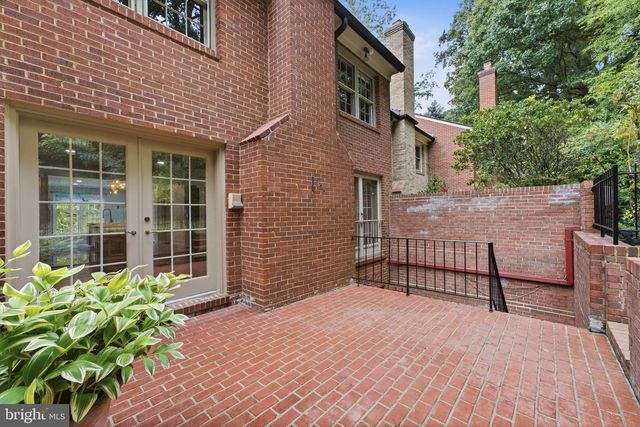2405 S QUEEN ST, Arlington, VA 22202