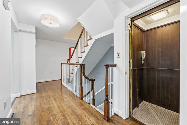 2405 S QUEEN ST, Arlington, VA 22202