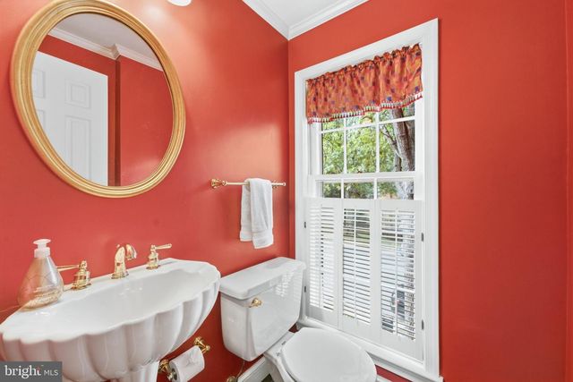 2405 S QUEEN ST, Arlington, VA 22202