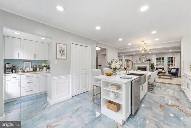 2405 S QUEEN ST, Arlington, VA 22202