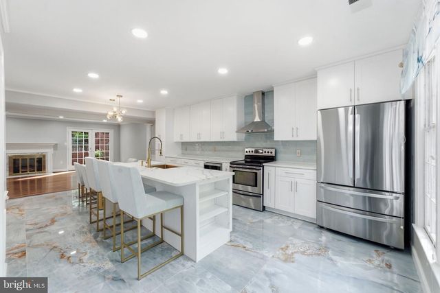 2405 S QUEEN ST, Arlington, VA 22202