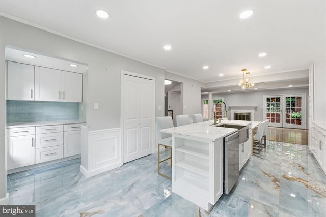 2405 S QUEEN ST, Arlington, VA 22202