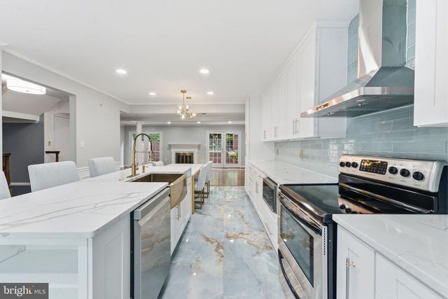 2405 S QUEEN ST, Arlington, VA 22202