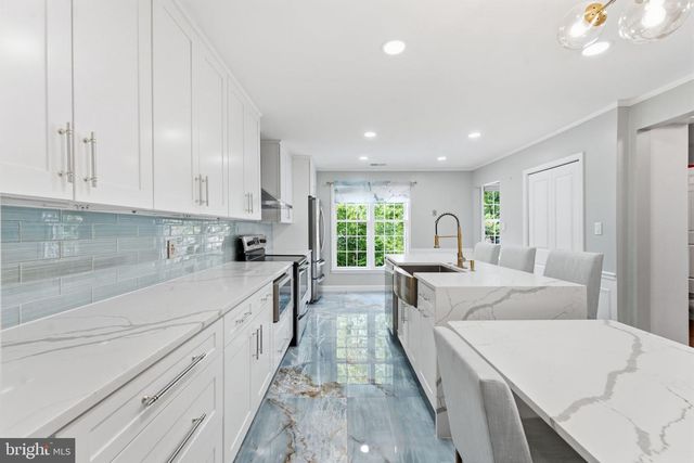 2405 S QUEEN ST, Arlington, VA 22202
