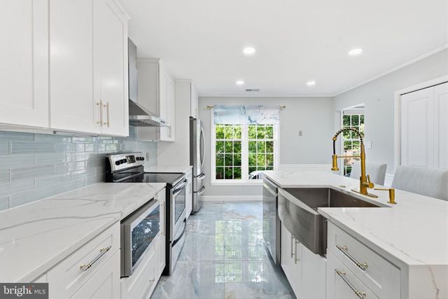 2405 S QUEEN ST, Arlington, VA 22202